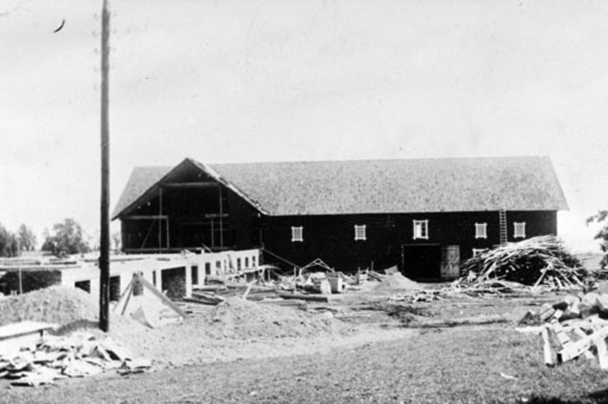 Anno Domkirkeodden, Eksteriør, låve. Påbygg under oppføring på Hoelstad, Nes, Hedmark.