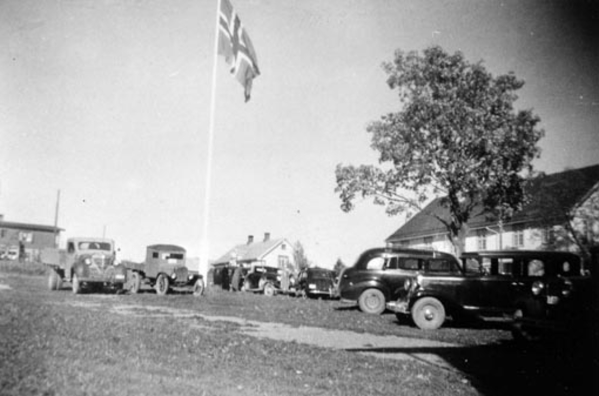 Anno Domkirkeodden, Flagget heises i Tingnes, 9. mai 1945, biler, lastebiler, freden, krigen, Klokkergården, Nes, Ringsaker.
