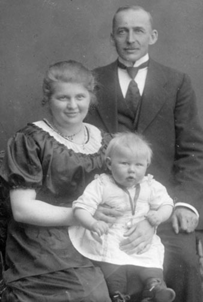 Anno Domkirkeodden, Gruppe 3, familien Evensen Fossum, Marthe Marie Røhne 1889 -1953, Anders Evensen Fossum 1881-1940, sønnen Asbjørn f: 1917, Fossum, Nes i Ringsaker.