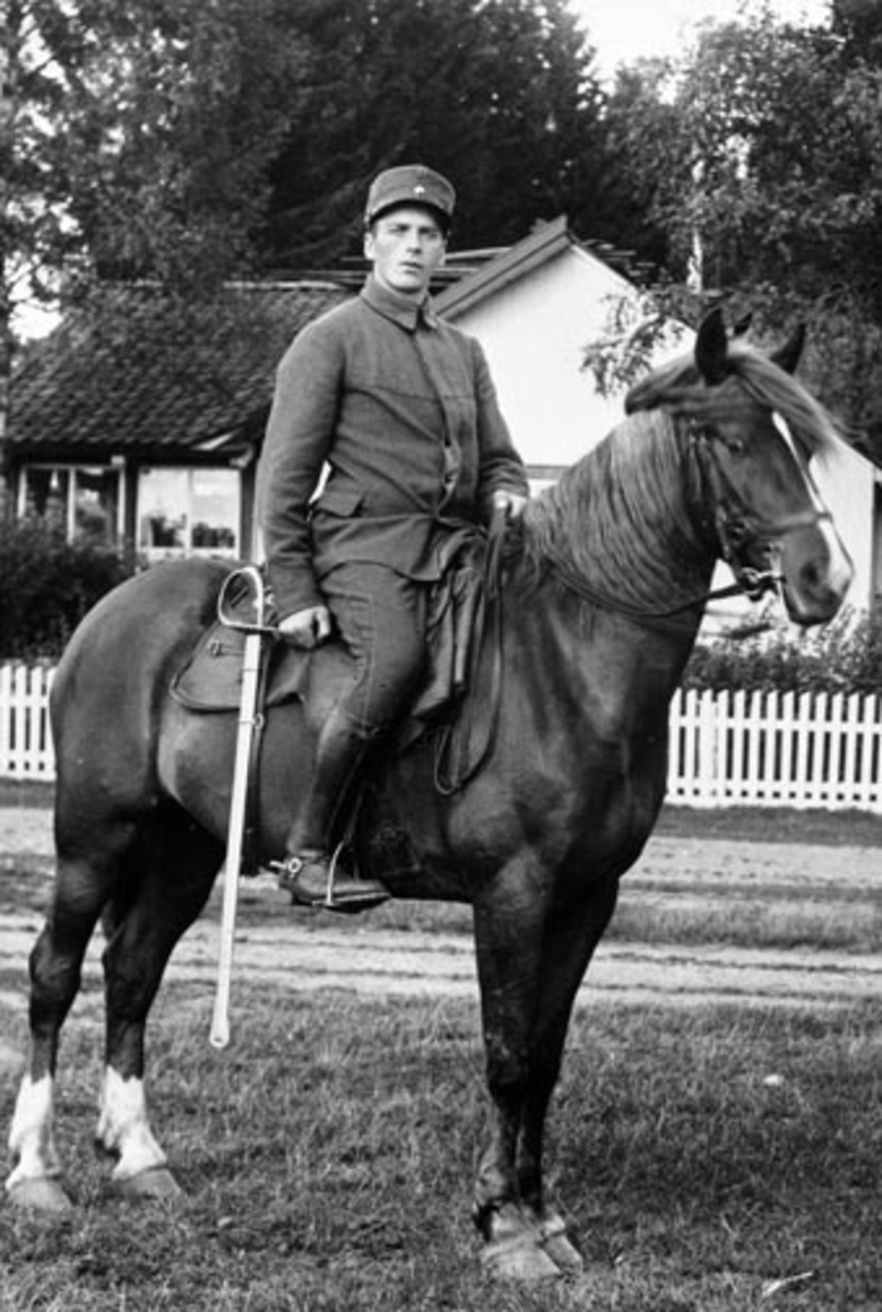 Anno Domkirkeodden, Kavalerist på Gardermoen, Johan Gaalaas i uniform på jegerhesten fra Balstad, Nes, Hedmark.