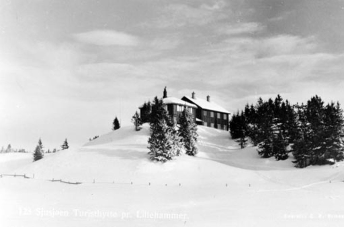 Anno Domkirkeodden, Sjusjøen turisthytte, Rustad fjellstue, sett fra vannet, vinter, Ringsaker.