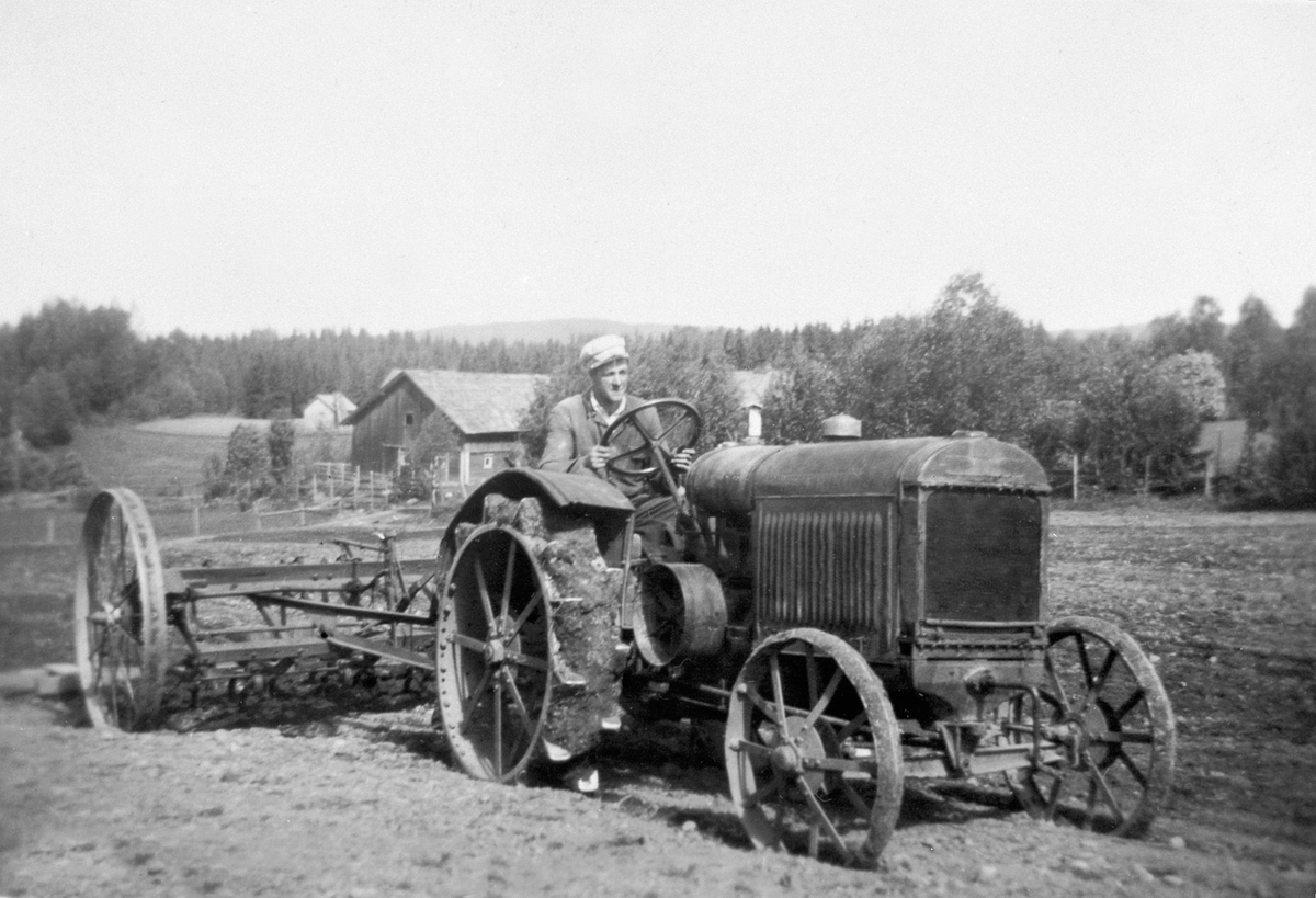 Anno Domkirkeodden, Våronn i Askehagen på Stavsjø. Harver med Deering jerntraktor. Kjørekar er Jon Askehagen f.1916.