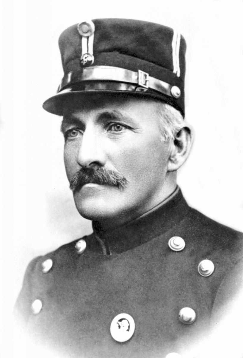 Anno Domkirkeodden, Portrett av Gustav Olsen Gaalaas (1873-1956) i militæruniform. Eriksrud, Stavsjø.