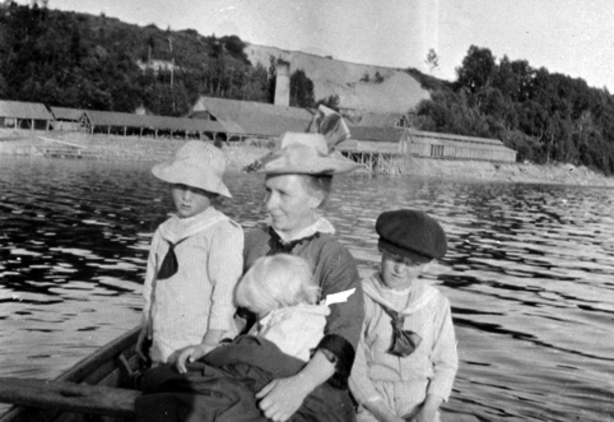 Anno Domkirkeodden, Søndagstur på Mjøsa i robåt utenfor Sendstad teglverk, Nes, Hedmark. Louise Sendstad (1881-1955) med 3 barn i båten.