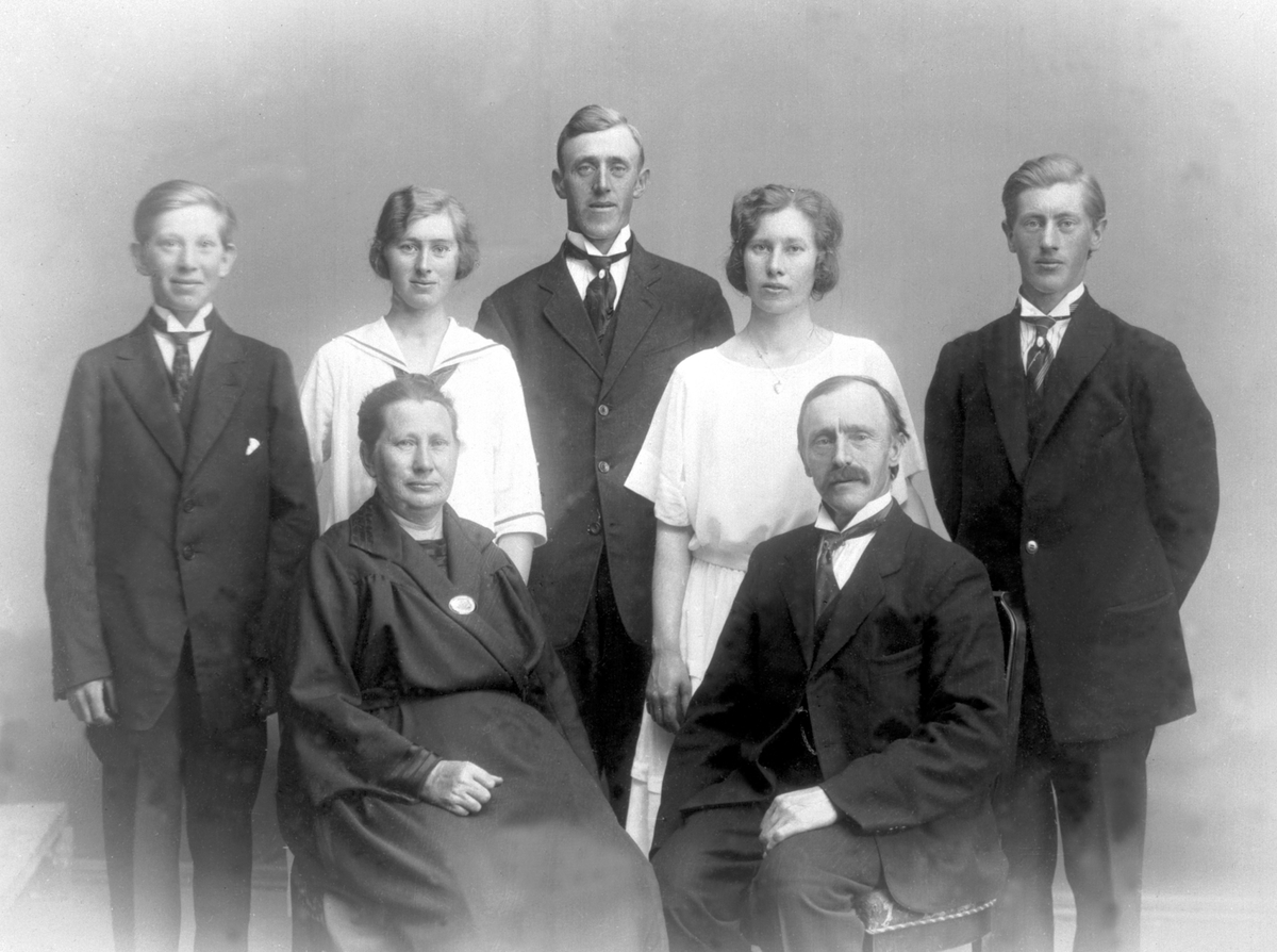 Anno Domkirkeodden, Familien i Nordsveen, Stavsjø, Hedmark. Sittende foran er mor Lina Evensdatter (1870-1953), Kristian Olsen (1868-1951). Bak fra venstre er Osvald f.1909, Laura (1905-1986), Albert f.1898, Martha f.1900, Jørgen f.1902.