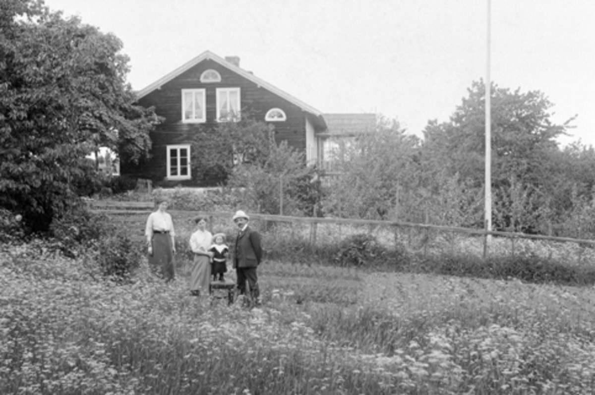 Anno Domkirkeodden, Eksteriør gardsbruk, Hilstad nedre, Stavsjø, Hedmark. De fire personene er fra venstre Anna Paulset Hartvig, Anette Helene Larsdatter Storlien f.1882, Aslaug Haram f.1912, Ole Andreas Karl Hansen Haram f.1878.