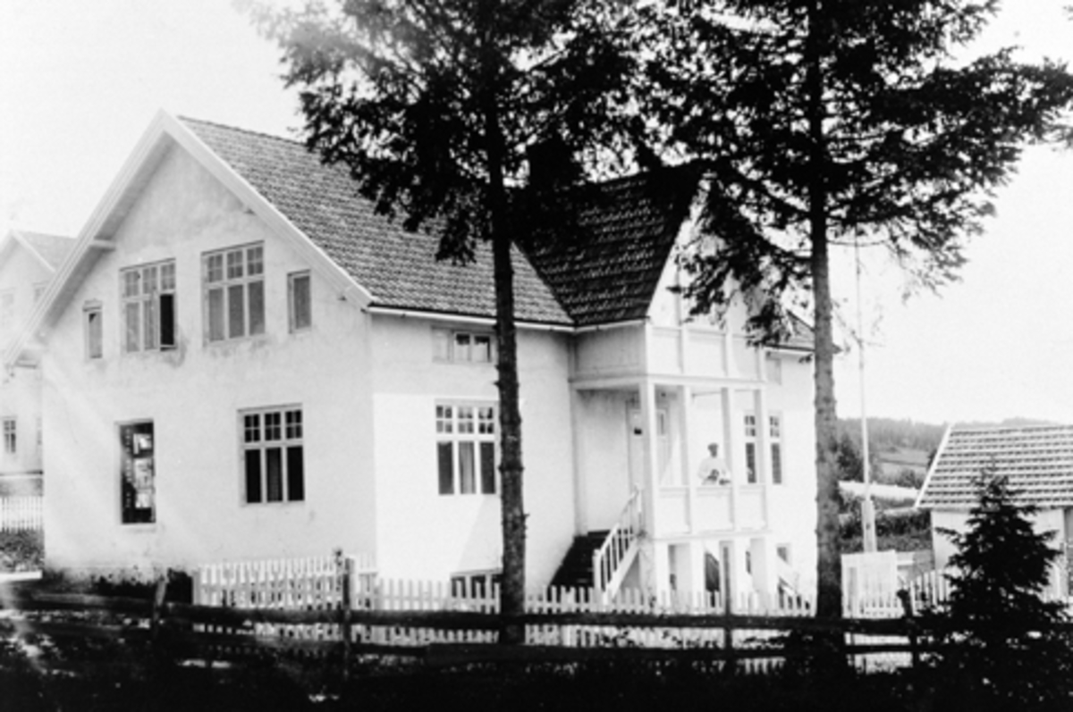 Anno Domkirkeodden, Eksteriør landhandel. Lysgård, Nes, Hedmark. Anton Lysrud (1870-1950) bygde og startet landhandleri og bakeri her i 1917-18.