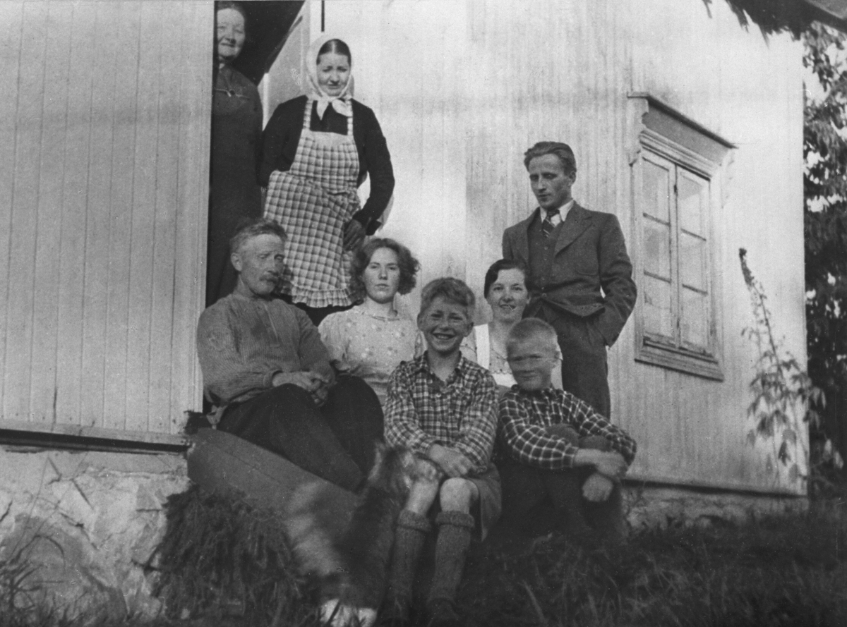 Anno Domkirkeodden, Familie i Stensby, Stavsjø, Hedmark. Andor Stensby (1886-1976), Agnethe f.1883 med rutet forkle. Tante i døra. Adolf Brattengen i dress. Barna er Signe f.1910, Mary f.1920, Harald f.1912, Paul f.1922.