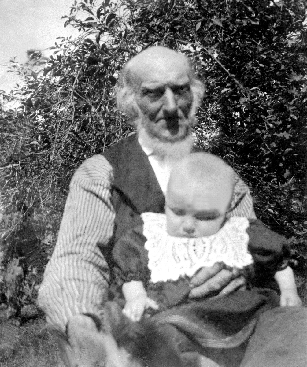 Anno Domkirkeodden, Jacob Andersen Lie (1820-1906) på Lie øvre, Nes Hedmark med sin bror Morten sitt første barnebarn, Anne Marie Andersdatter Kongsrud-Lie (1896-1918).