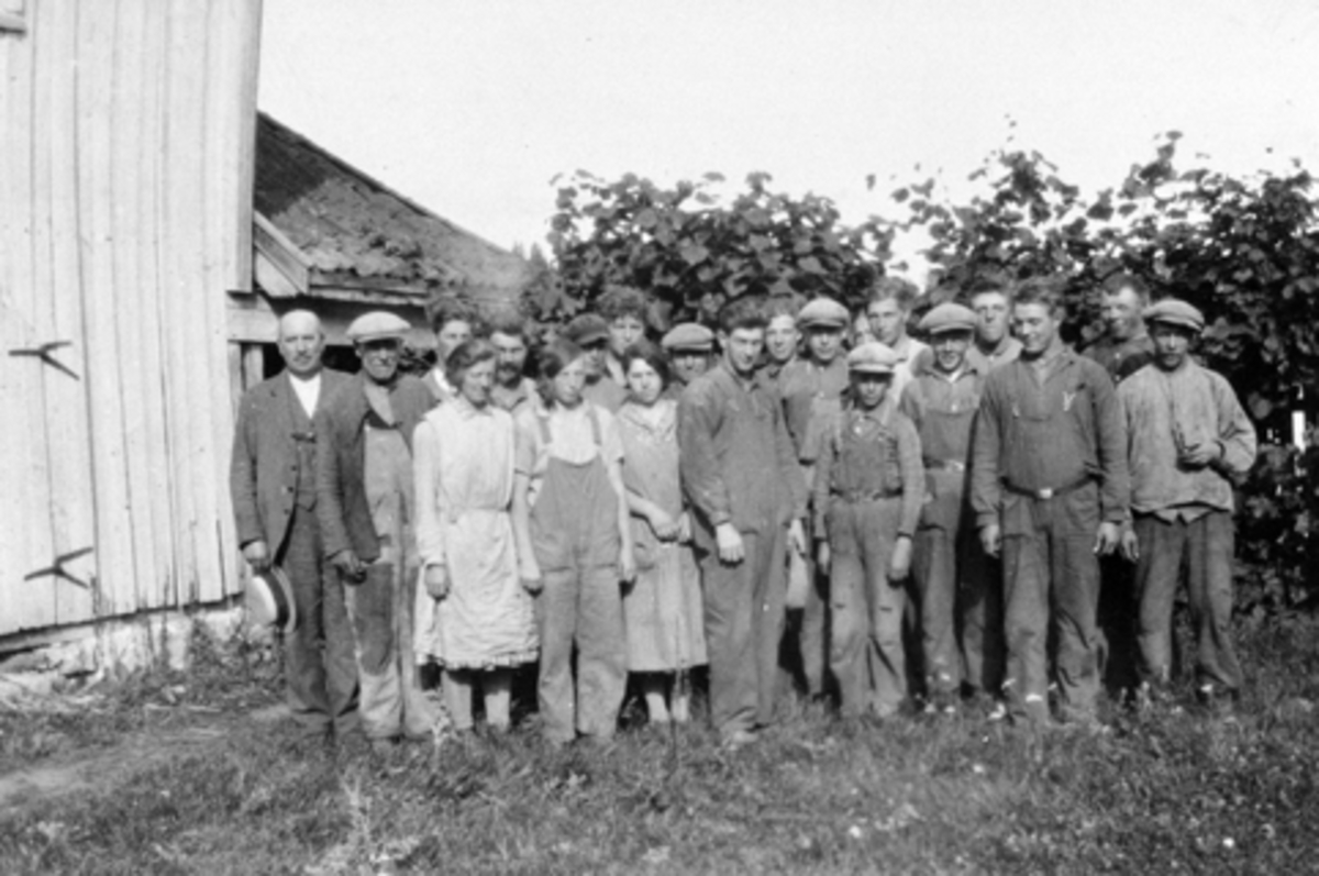 Anno Domkirkeodden, Gruppe arbeidsfolk på Eik, Helgøya.