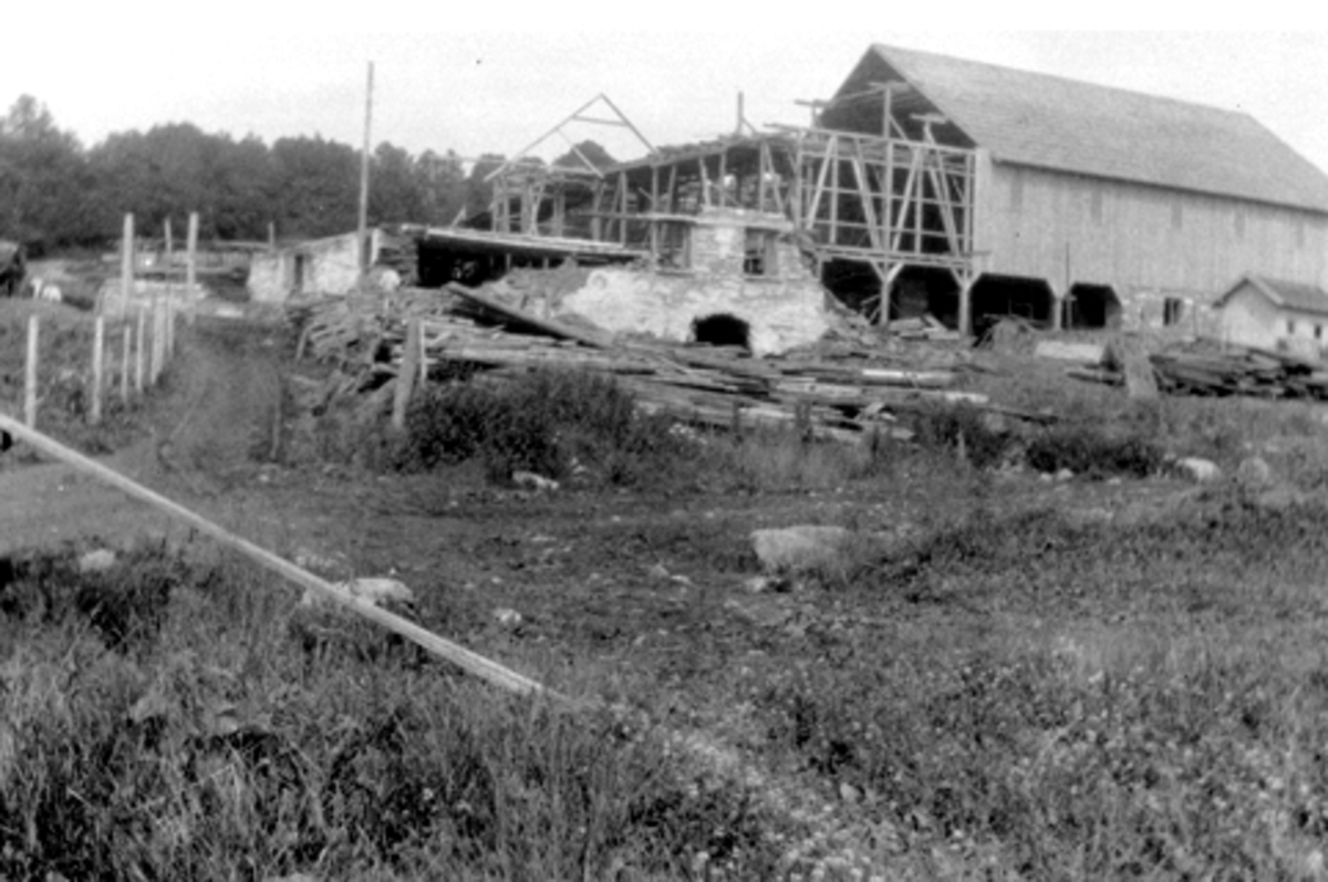 Anno Domkirkeodden, Den gamle låven på Aske nordre, Nes, Hedmark rives og settes opp igjen i 1925-1927.