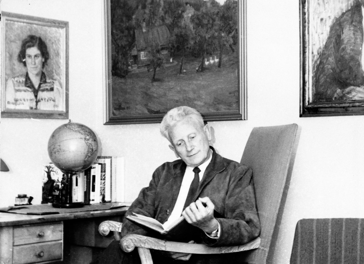Anno Domkirkeodden, Portrett av doktor Einar Lundby, interiør, stue, globus på skrivebord, Brumunddal.