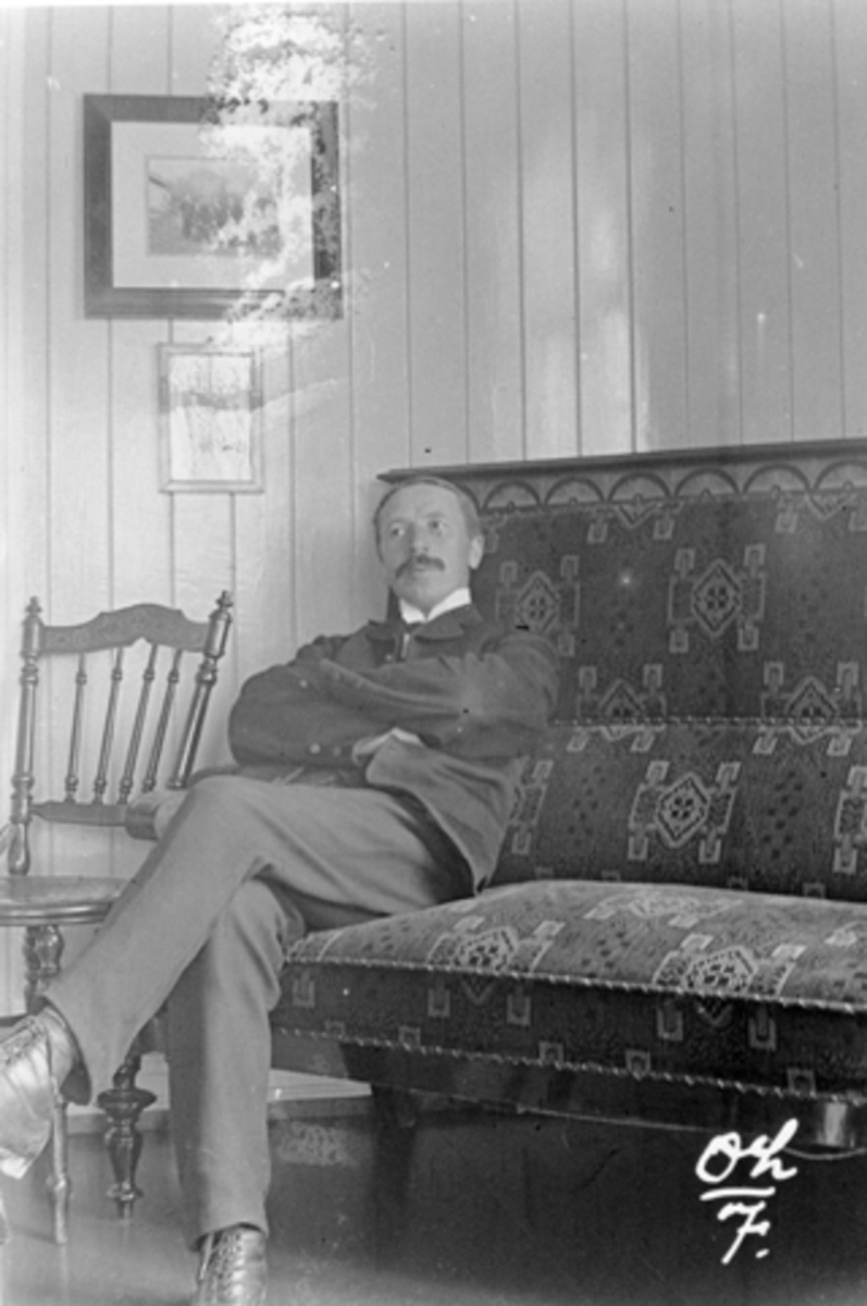 Anno Domkirkeodden, Interiør, lærerboligen ved Mørkved skole, Brumunddal. Lærer Nils Nyhus på sofa.