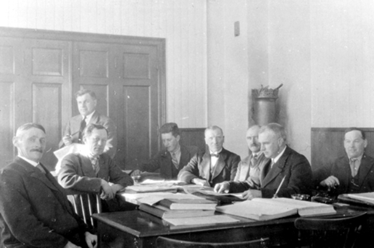 Anno Domkirkeodden, Gruppe menn rundt bord med protokoll, Furnes ligningsnemd. Ringsaker.