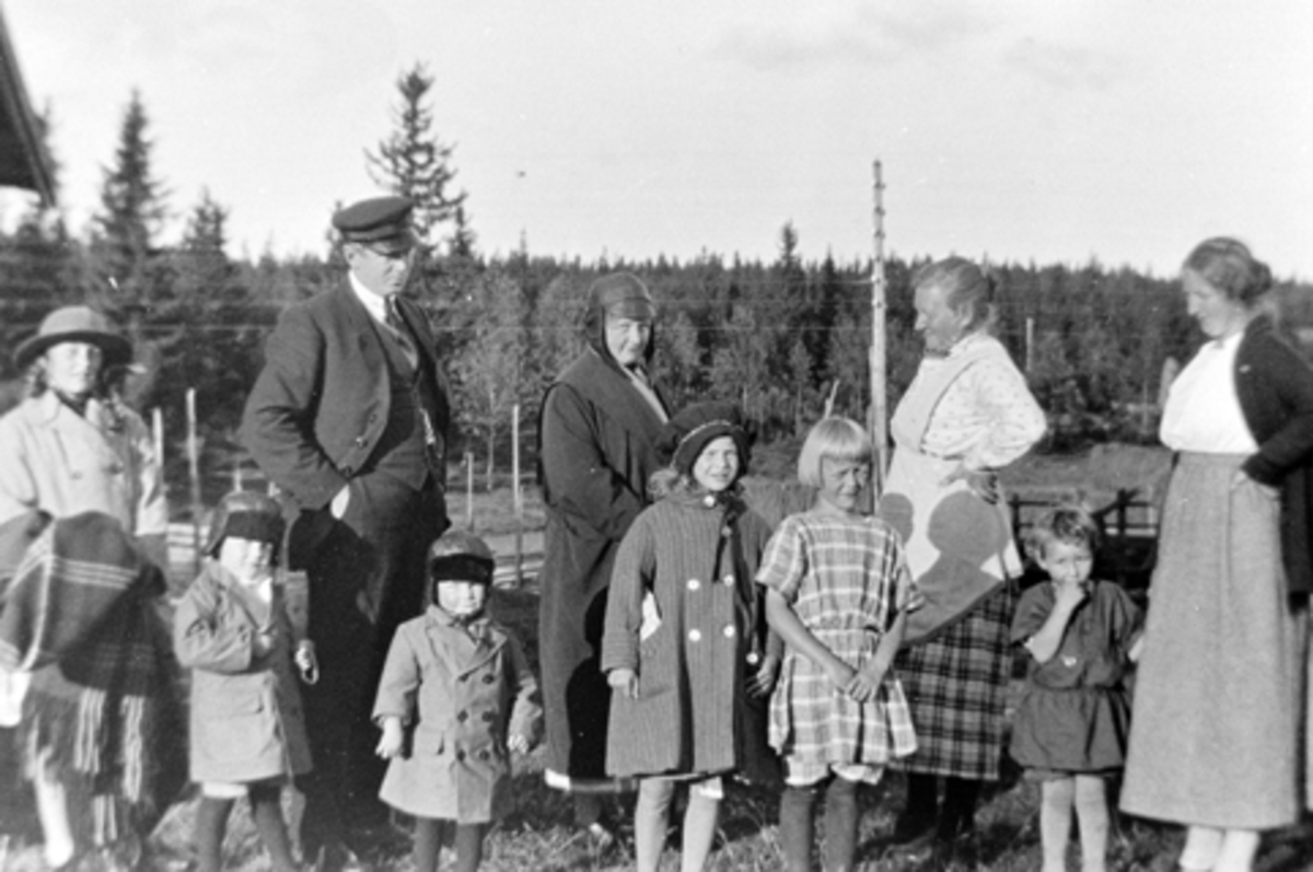 Anno Domkirkeodden, Voksne og barn, Karlstad, Nybygda, Ringsaker. Besøk fra Stange: Foran v: Jon Ilseng, Stange, Even Ilseng, Vesla Haugsrud, Aase Lundby, Åsa Langmyhr. Bak v: Karin Lundby, Simen Ilseng, Stange, Signe Ilseng, Stange, Mina Lundby, Kristine Langmyr. De kjørte en åpen bil og derfor godt påkledde.