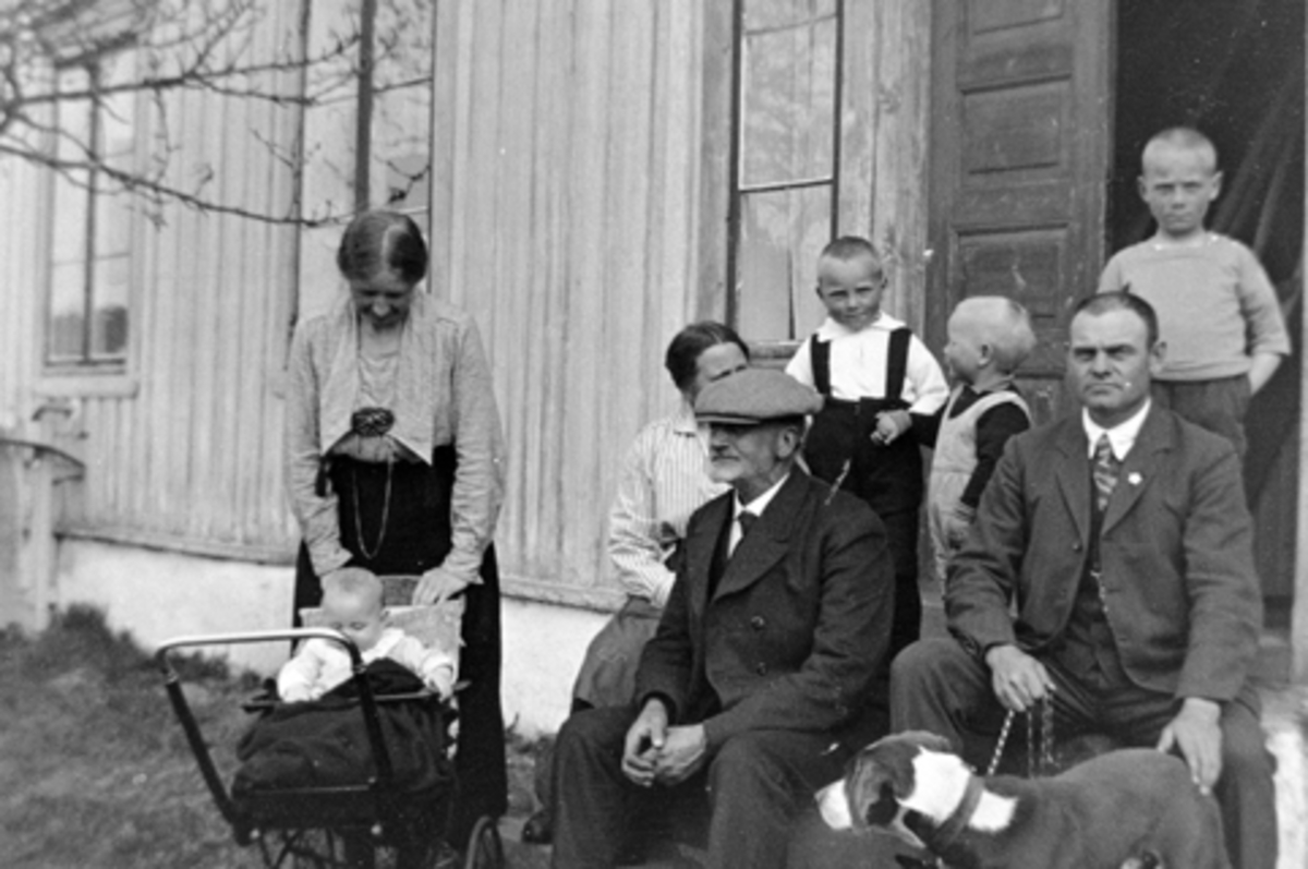 Anno Domkirkeodden, Gruppe voksne og barn. Foran fra venstre er Åsa Langmyhr, Even Lundby, Kristian Berg. Bak venstre er Kristine Langmyhr, Oline Berg, Knut Berg, Jens Berg og hunden Klang. Berg Mellom, Furnes, Ringsaker.