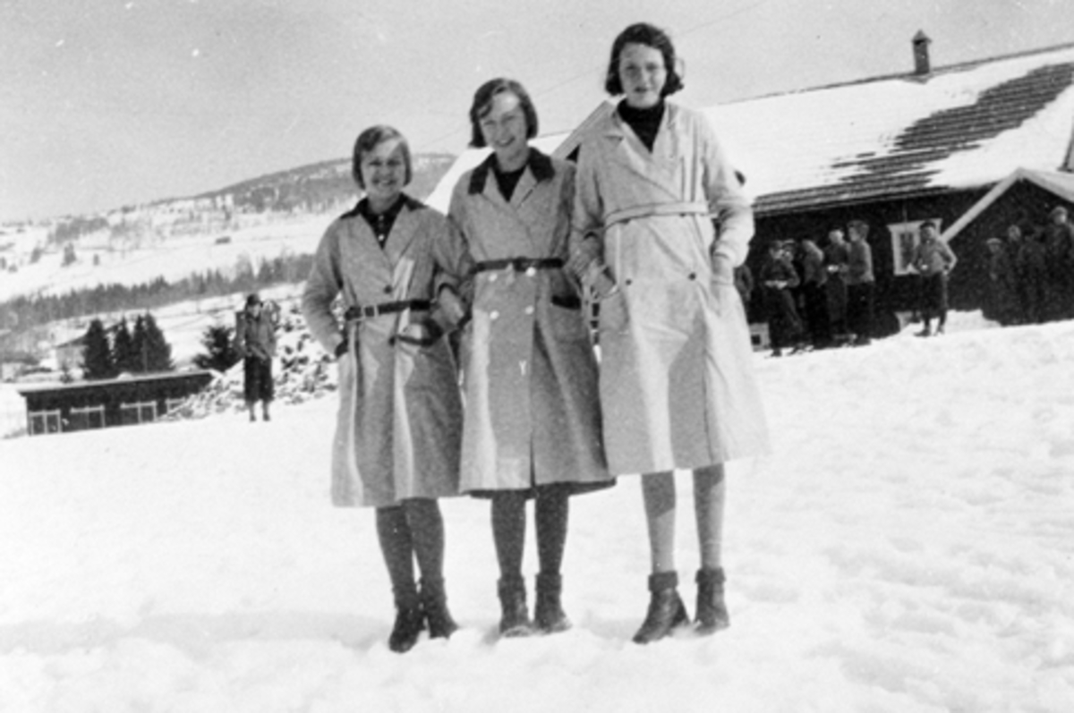 Anno Domkirkeodden, Mørkved skole, vinteren 1931 Brumunddal. Fra venstre er Gunvor Bakken gift Sterud, Kirsten Nyhus gift Jovall og Åsa Langmyhr. Skole-elever.
