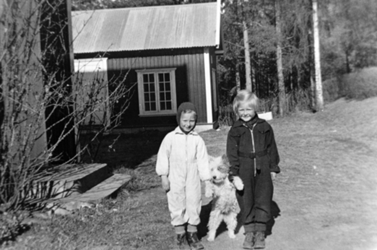 Anno Domkirkeodden, 3 barn, Vesla, Teddy og Brit, Tyrihaug, Kongsvegen 20, Brumunddal.