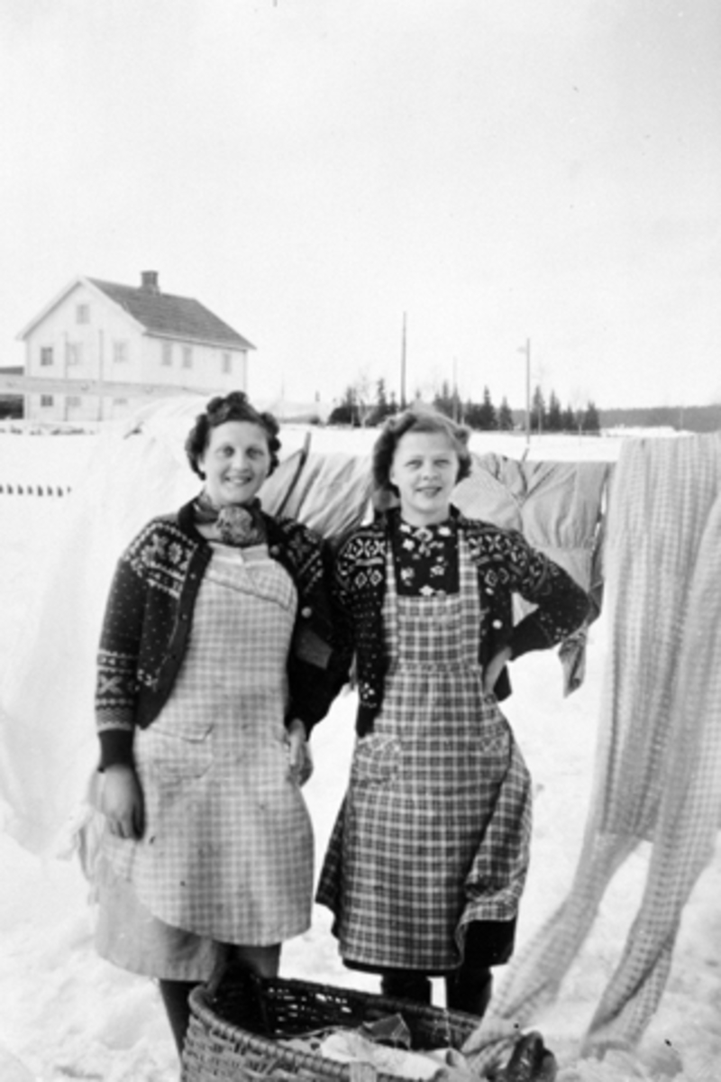 Anno Domkirkeodden, 2 damer, Margit og Agnes henger opp klesvask til tørk, Veslelien, Veldre, Ringsaker.