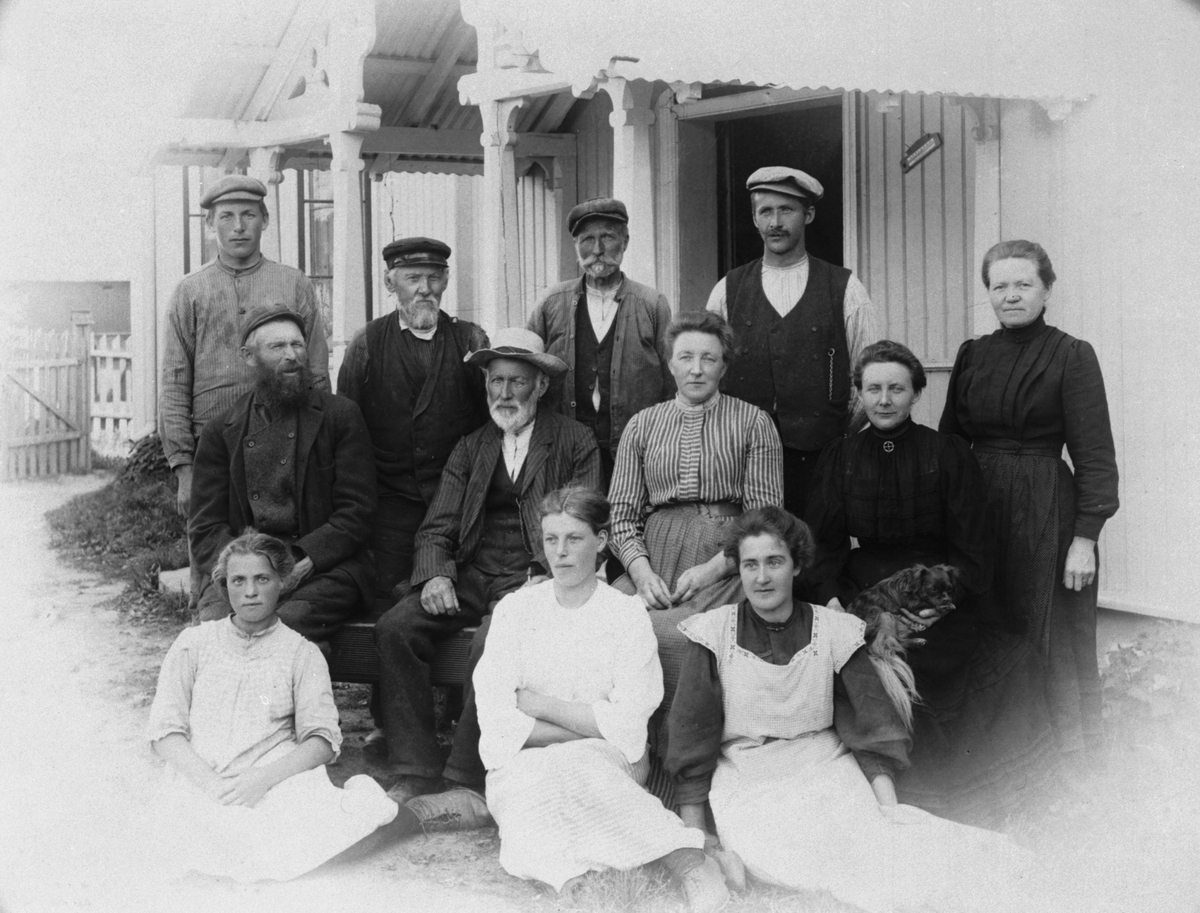 Anno Domkirkeodden, Arbeidsfolk på Helgeby, Nes, Hedmark. Bak fra venstre er ukjent, Erik Strandbakken, Mathias Skogly f.1854, Nils Enger f.1883. Midten fra venstre er Andreas Anstensen f.1845, Jacob Lie (1832-1918) , Syverine (1866-1923), Anna (1869-1934), Karen Heggenhaugen f.1861. Foran fra venstre er Margit Holmlu…