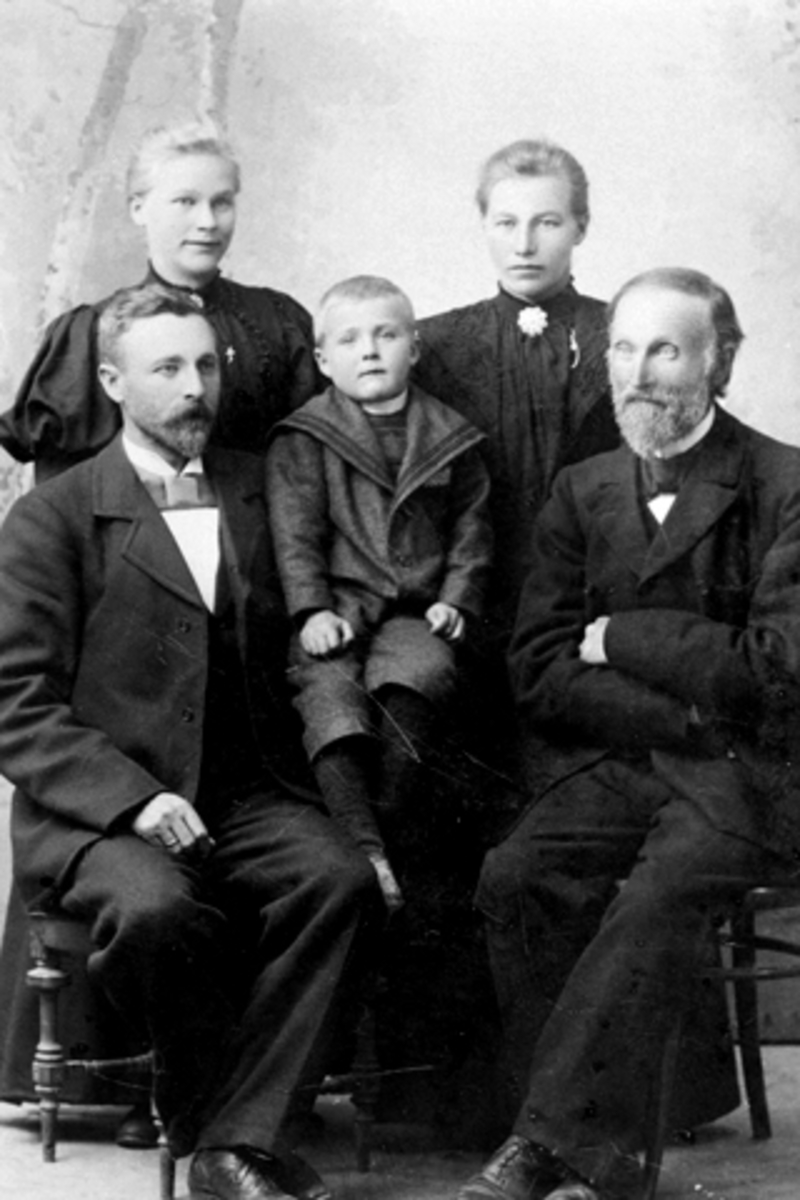 Anno Domkirkeodden, Familiegruppe. Ludvig Dæhli med sønnen Gudmund, Gudbrand Olsen (1833-1912). Bak er Klara Dæhli (1876-1963), Johanne Dæhli (1873-1952). Gudbrand var lærer fra 28.12.1855 til 1899. Blant annet på gamle Dæhli skole, Ringsaker.