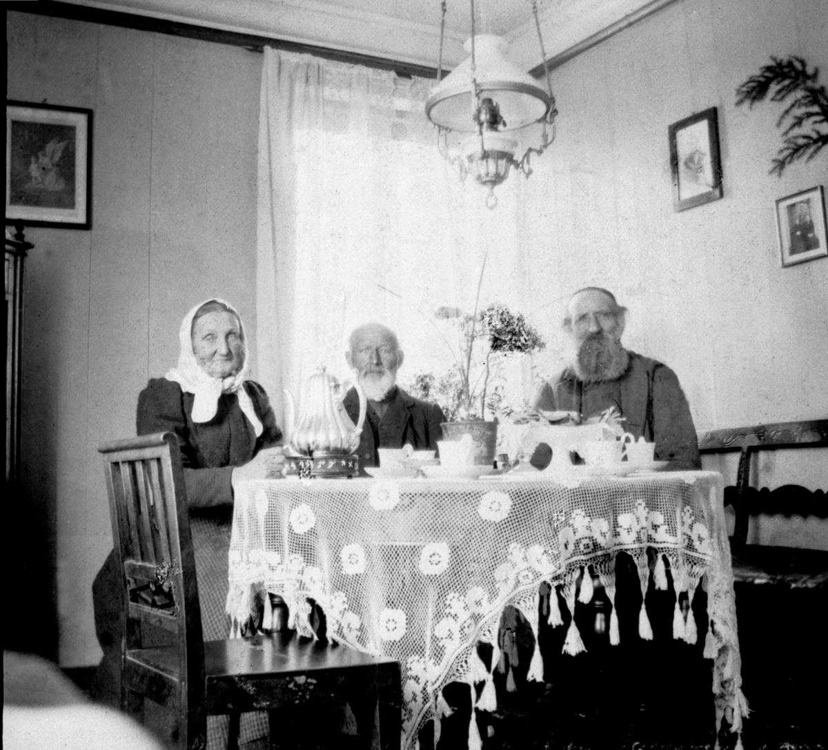 Anno Domkirkeodden, Interiør stue på Helgeby, Nes, Hedmark. Juline Mortensdatter Helgeby (1830-1911) server kaffe til mannen Jacob Olsen Lie (1832-1918) og en nabo.