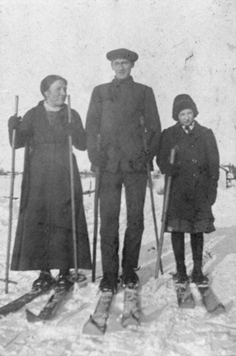 Anno Domkirkeodden, Familie på ski, Smedstuen nedre, Nes, Hedmark.