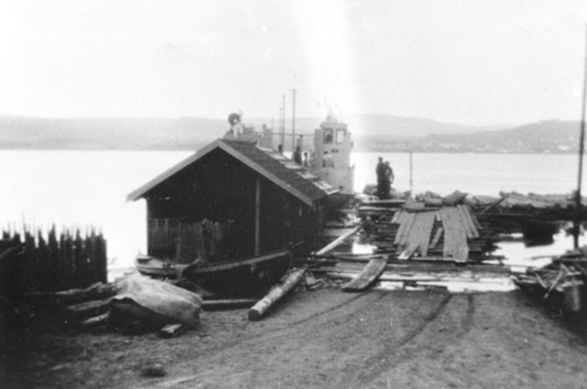 Anno Domkirkeodden, Flom i Mjøsa, 1927, ferge ved provisorisk brygge, Smedstuen nedre, Nes, Hedmark.