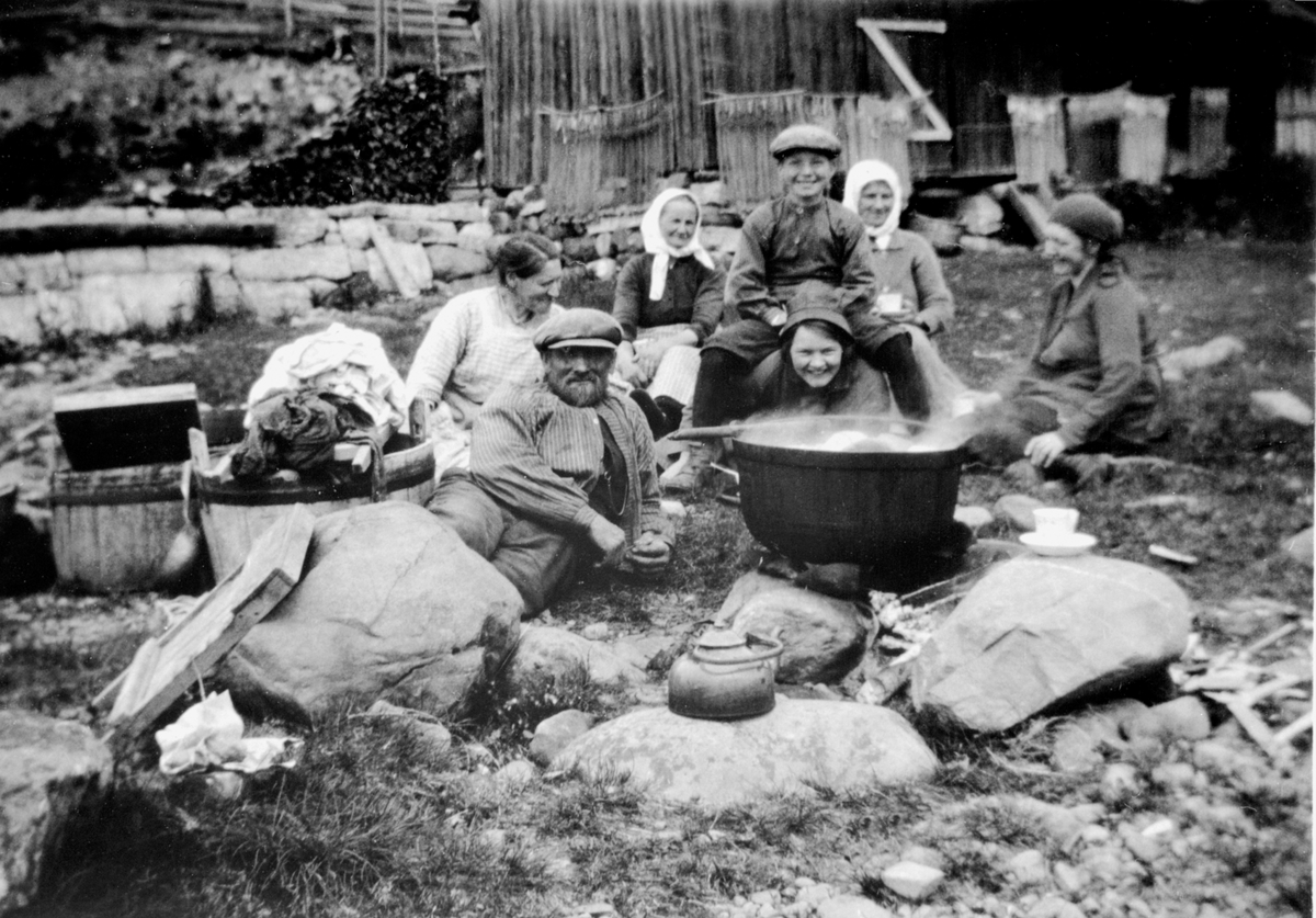 Anno Domkirkeodden, Klesvask på Smedstuestranda, folk, koker klær i gryte, Smedstuen nedre, Nes, Hedmark.
