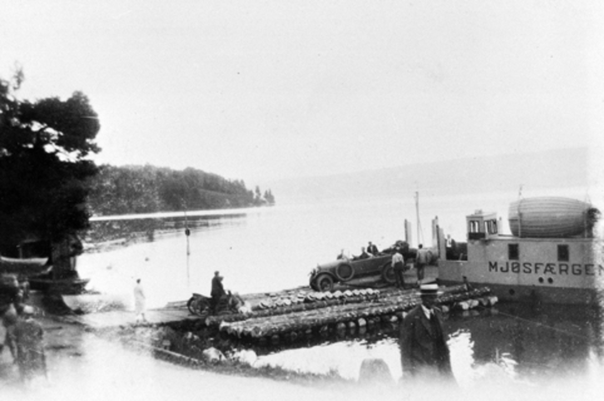 Anno Domkirkeodden, Flom i Mjøsa 1927. Mjøsfærgen ligger inntil brygga på Mengshoel.