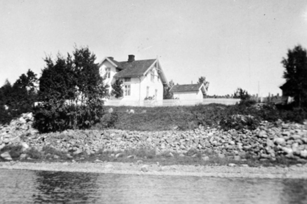 Anno Domkirkeodden, Svingen landhandleri på Mengshoel sett fra Mjøsa.