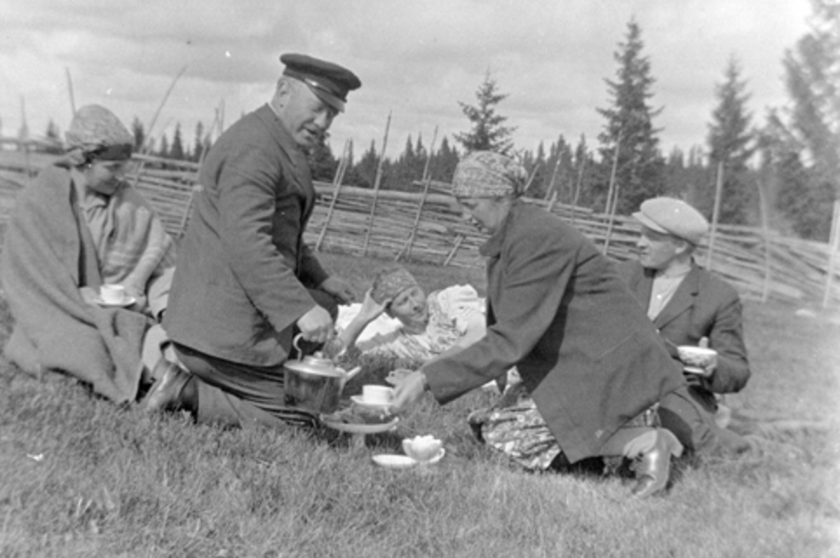 Anno Domkirkeodden, Matrast på fjelltur, Bjønnåsen, Ringsakerfjellet. Fra venstre er Kari Tingelstad, Ola Tingelstad, fru Johansen, Kristine Langmyhr, Johansen på brenneriet.
