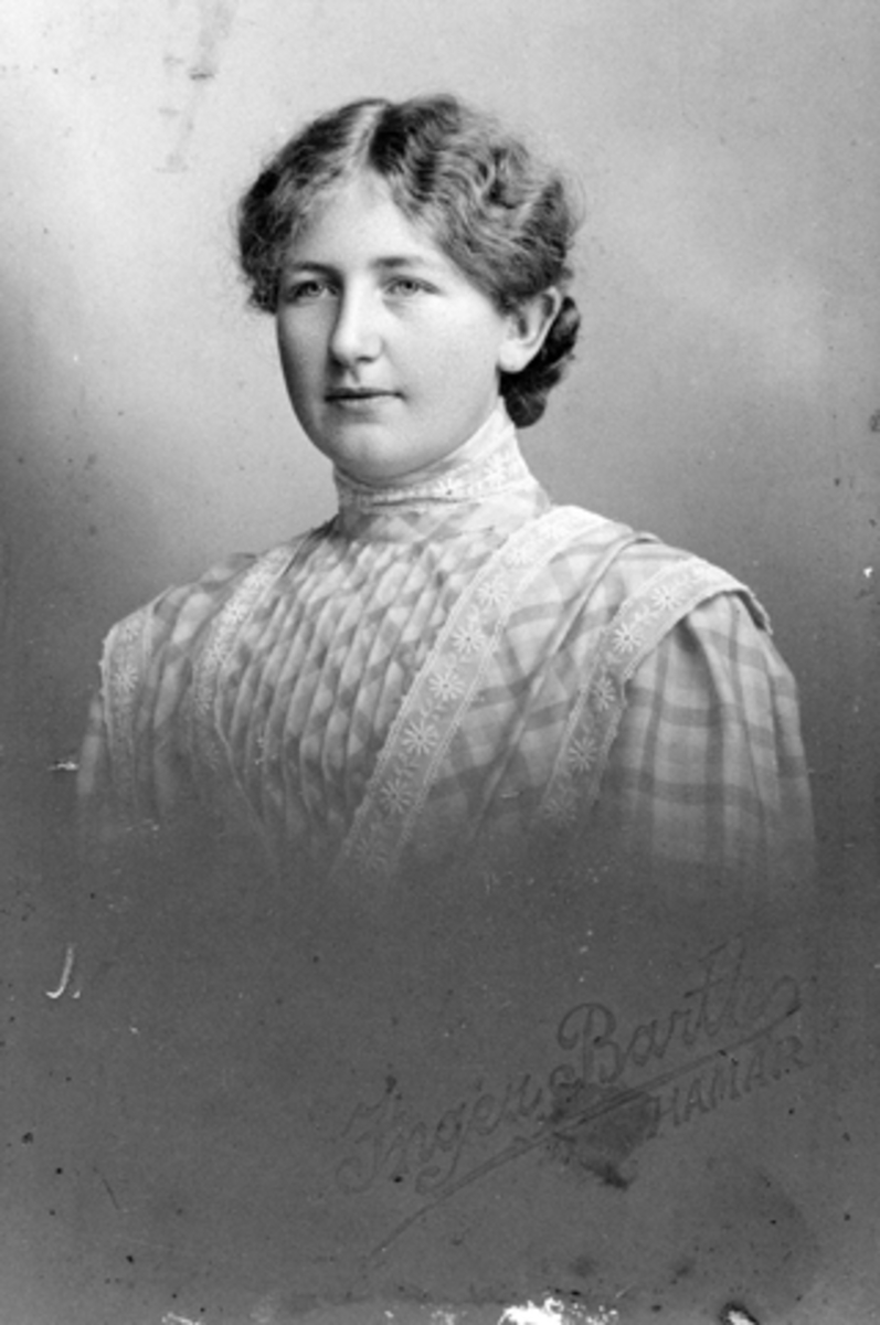 Anno Domkirkeodden, Portrett, Kristine Lundby, F: 06. 06. 1890, gift Ove Langmyhr, Brumunddal.