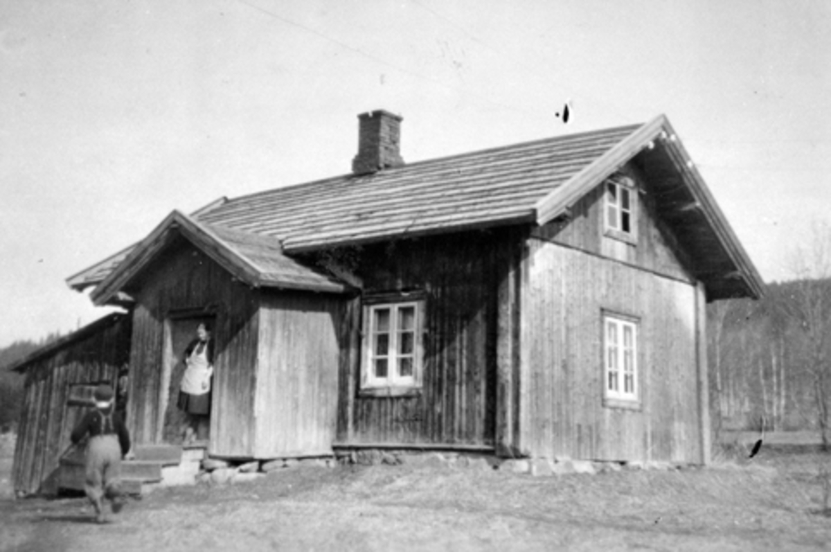 Anno Domkirkeodden, Eksteriør, husmannsplassen Borkerud under Mørkved store, i døra er Pauline Sørlien.