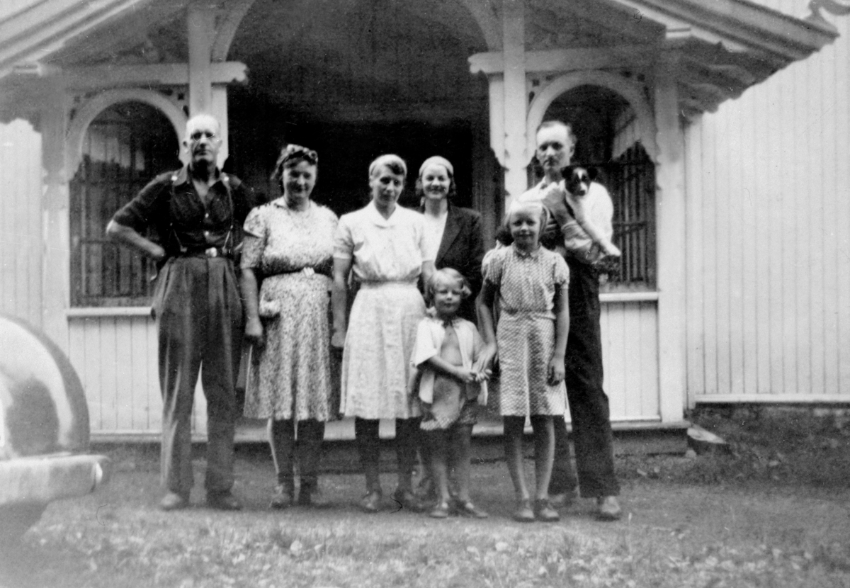 Anno Domkirkeodden, Besøk i Sandvold, Nes, Hedmark. Fra venstre er to gjester, Marie Helgeby (1902-1979), Aslaug Helgeby (1898-1977), Haakon Helgeby (1906-1988), Solveig (1944-1991) og Asbjørg Margrethe (1937-1998),