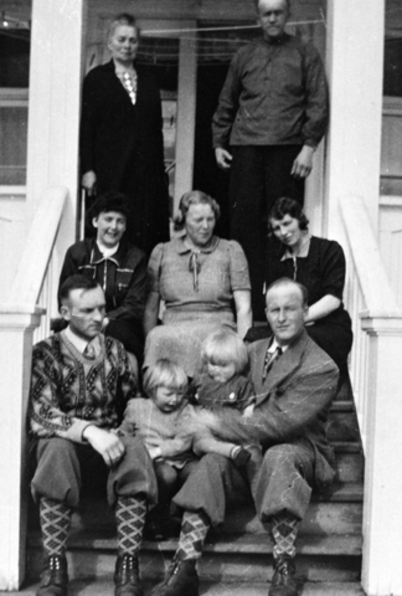 Anno Domkirkeodden, På trappa i Sandvold, Nes, Hedmark. Bak er Marthe Mengshoel, Einar Helgeby, Dagny Brattberg, Dagmar Sandberg, Marie Helgeby, Haakon, Asbjørg, Harald.