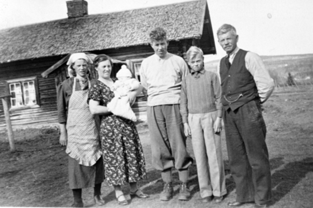 Anno Domkirkeodden, Familien Johansen, barnedåp. Fra venstre er Gunda Jørgine Johansen, Ragnvald Johansen, Mgna og Olaf Sundmyhr, lille Grethes barnedåp, Sundmyhr, Furnes, Ringsaker. Gutten er bror til Magna Sundmyhr.