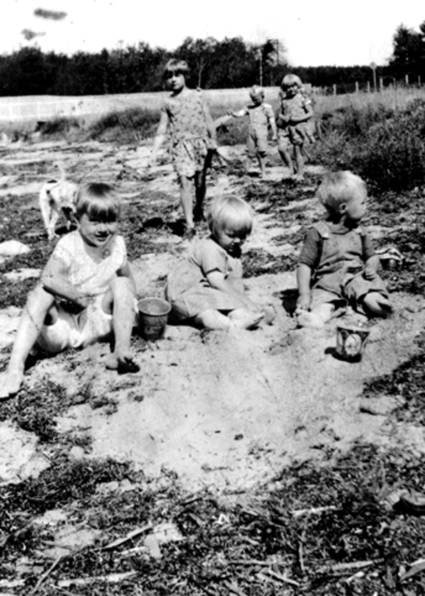 Anno Domkirkeodden, Barn leker i haug med sand, Wetten gard, Jessnes.