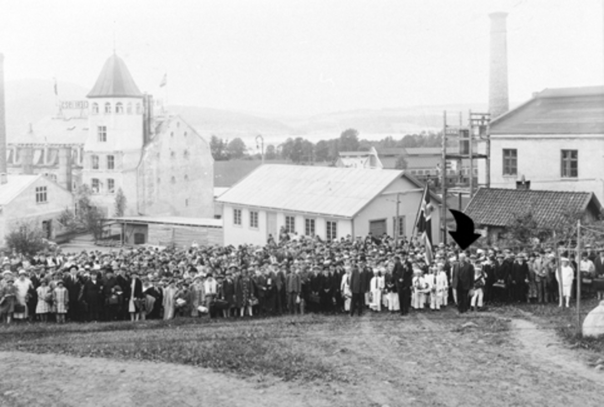Anno Domkirkeodden, Alle ansatte oppstillt foran fabrikken. 40 års jubileum på Helmer Husebys meieri, Brumunddal.