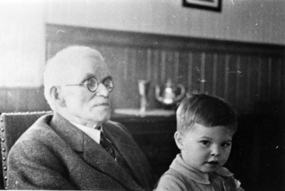 Anno Domkirkeodden, Emil Husebye, Harald Stein Husebye (sønn av nevø), Brumunddal.