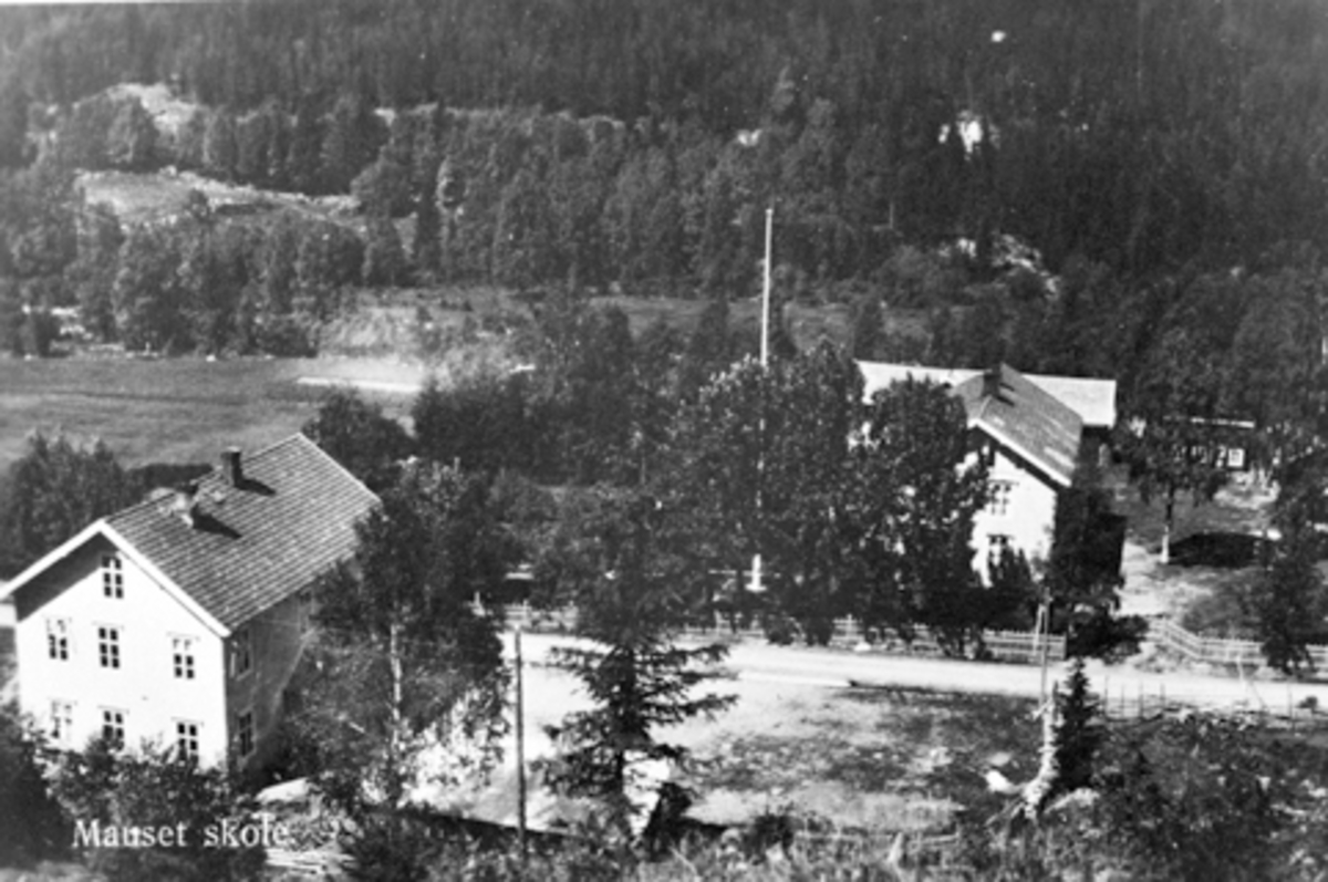 Anno Domkirkeodden, Mauset skole, Brumunddal, eksteriør. Olav Nytrøen fikk bildet av læreren sin for en god stilbesvarelse.