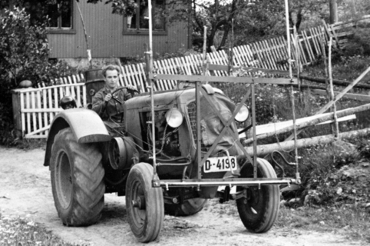 Anno Domkirkeodden, Fordson traktor D-4198 med sprøyteutstyr i Brattengen, Furnes, Ringsaker. Olav Nytrøen kjører. Dette er en Oliver Standard 70. 6 sylindret parafin motor.