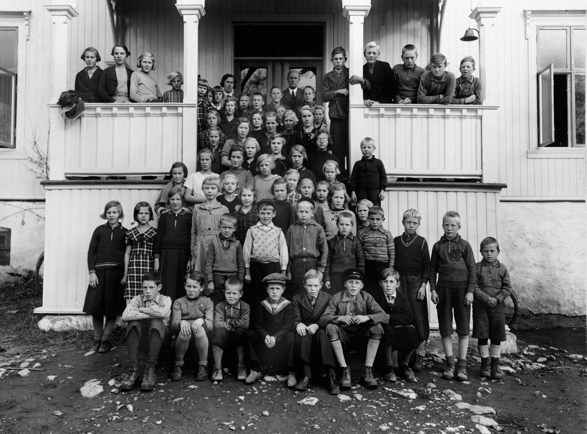 Anno Domkirkeodden, Stor gruppe elever og lærere ved Kirkenær skole, Furnes, Ringsaker.