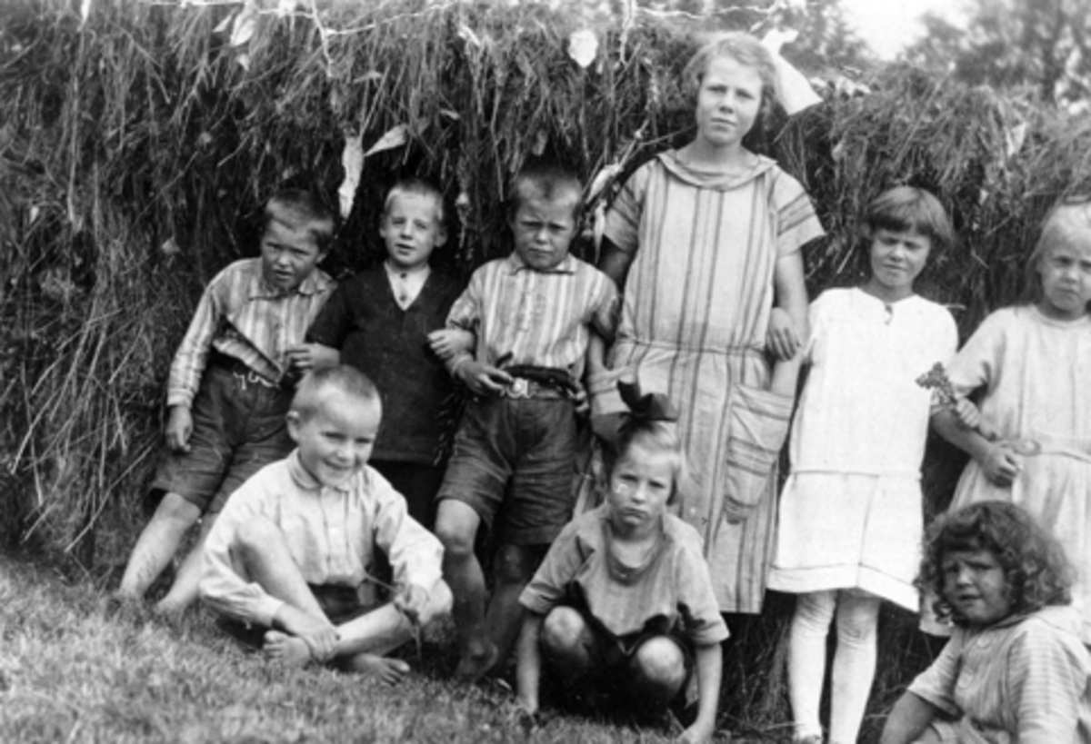 Anno Domkirkeodden, Barn i lek, Maurhaugen, Furnes, Ringsaker. Nummer 2 venstre er Leonard Godager, nummer 4 og 5 er søstrene Ingeborg og Berit Pettersen.