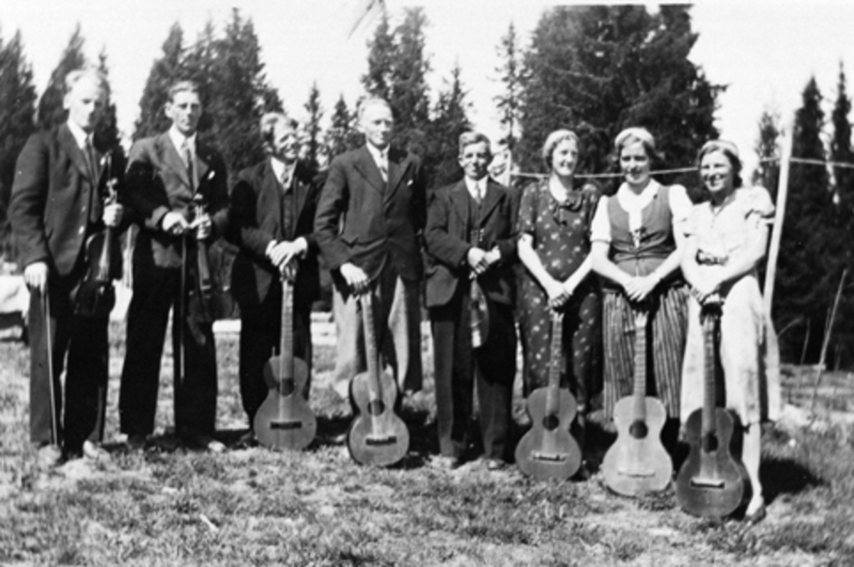 Anno Domkirkeodden, Sang og musikkgruppa i Furnes Indremisjon med instrumenter, ungdomsforening. Fra venstre er Kåre Godager, Arvid Slæperud, Lars Høiby, Einar Høiby, Johan Brodal, Anna Høiby, Tora Slæperud, Kirsten Slæperud. Ringsaker.