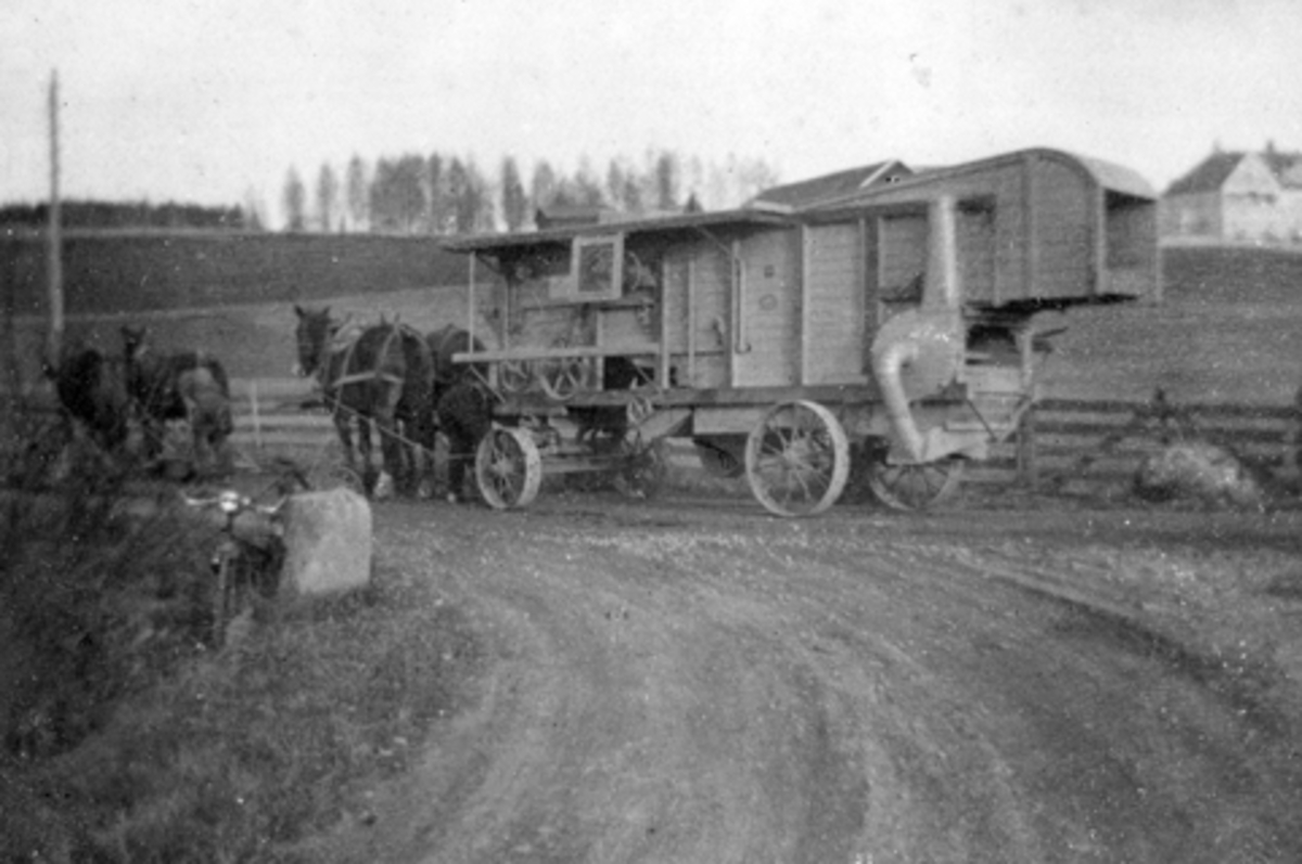 Anno Domkirkeodden, Therminus trøskeverk trukket av hester. Kirkekretsen trøskelag, Furnes, Ringsaker. Ved Myrvoll på veg til Jørstad på Lier.