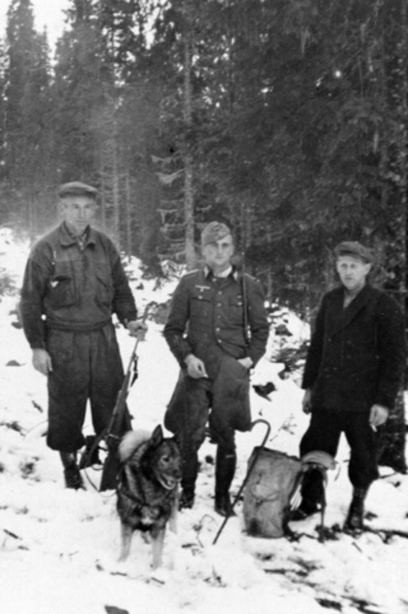 Anno Domkirkeodden, Nordmenn som los for tyskere på elgjakt i Furnes Almenning, Ringsaker. Fra venstre er Peder Haga, tysk offiser, Kristen Heggelund.