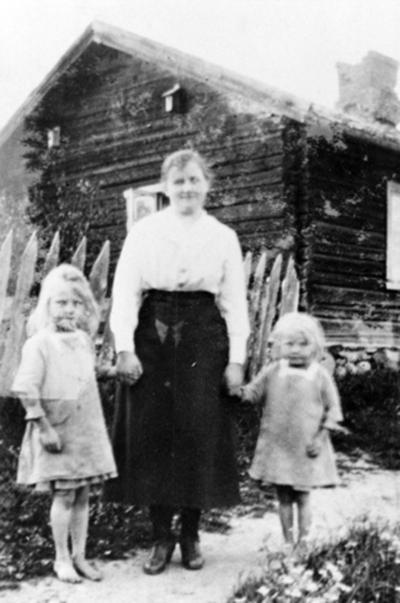 Anno Domkirkeodden, Fra venstre: Karen Vesteng (Senere Stensrud), Tora Larsen, farens søster, "Tante Tora", bosatt Hamar, Margit Vesteng (Senere Martinsen), Vesteng Furnes.