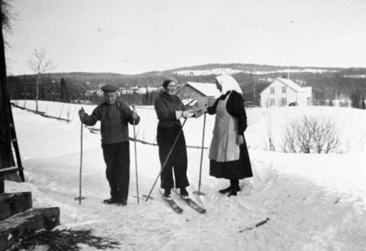 Anno Domkirkeodden, Fra venstre er Hans Vesteng og Signe Vesteng på ski. Syverine Vesteng med skaut og forkle. Vesteng, Furnes, Ringsaker.