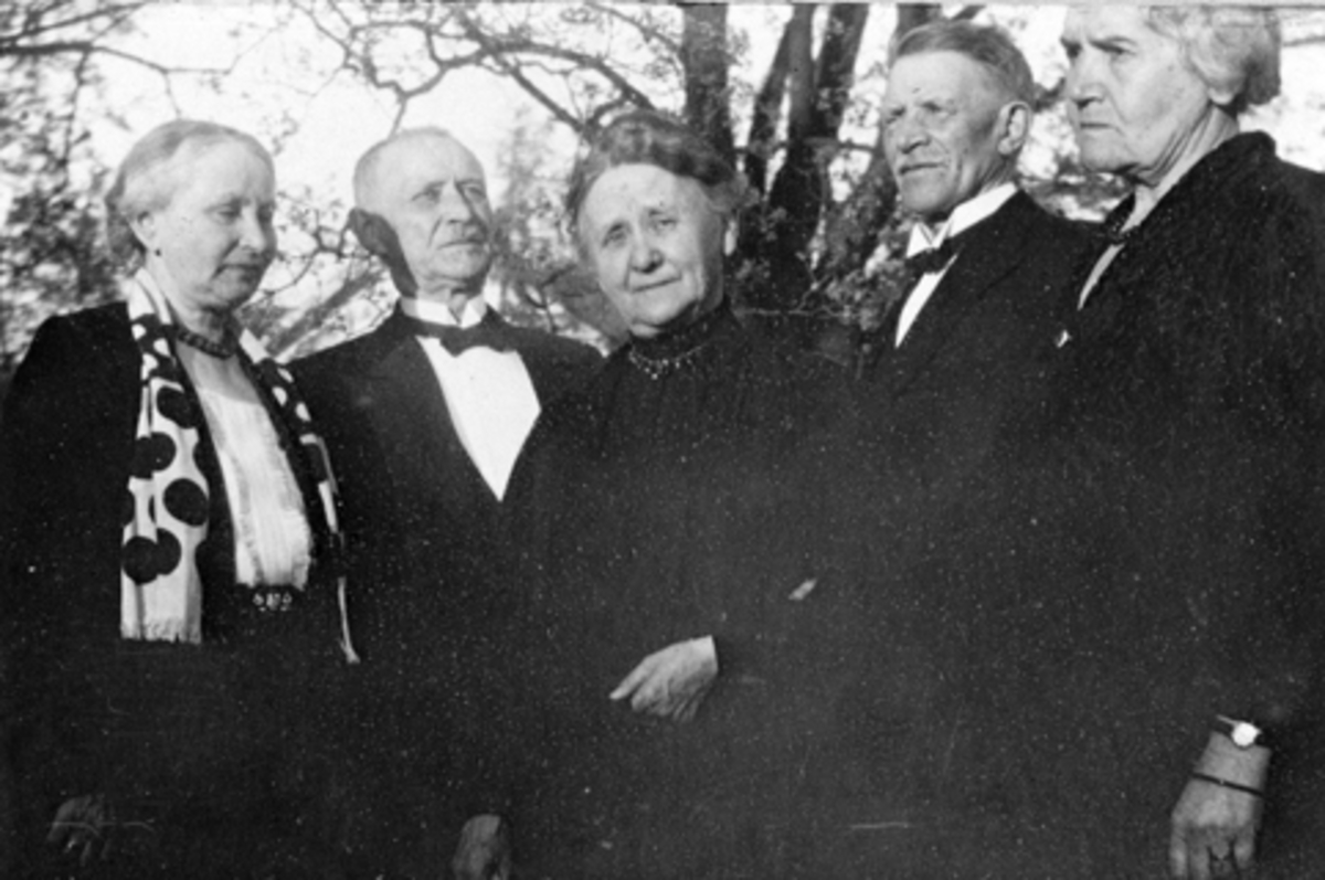 Anno Domkirkeodden, Kusiner og fettere. Anne Furuseth f. Jensbakken, Johan Borgersen, ukjent, Ludvig Andersen, Inga Høisveen. Furnes.